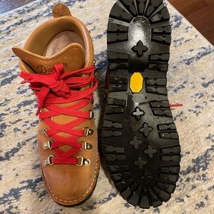 EUC Danner Mountain Light
Cascade Clovis - GORE-TEX boot men size 9.5